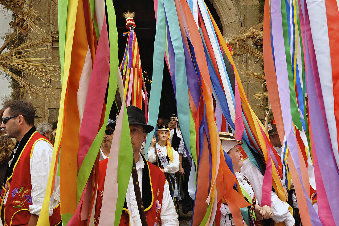Bändertanzgruppe verläßt die Kirche mit farbigen bändern, Frauen und Männer in Kanarentracht vor der Kirche in Los Realejos, Romeria, Teneriffa, Kanaren, Spanien