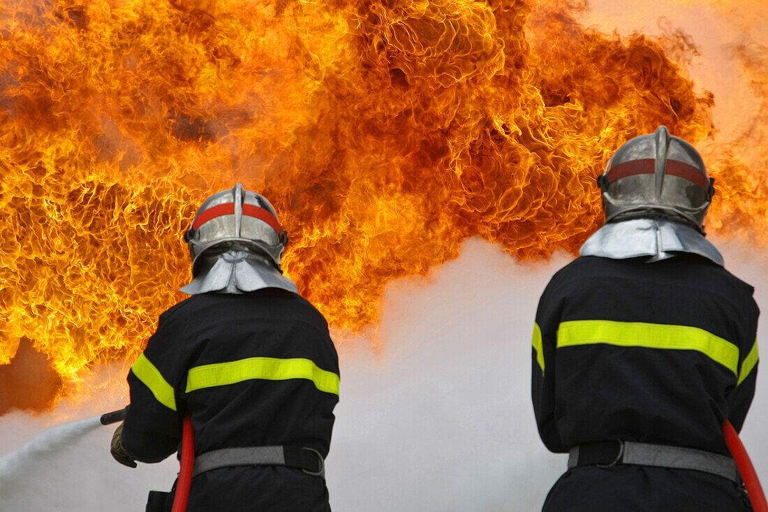 Extinguishing A Fire With Two Foam Hoses. Training The Firefighters Of The Sdis38 In Hydrocarbon Fires, Gesip (Study Group For Safety In The Petroleum And Chemical Industries) Of Roussillon (38)