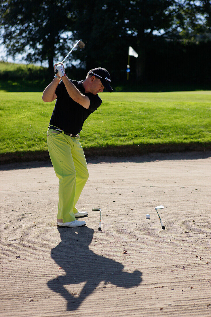 Mann spielt Golf, Prien am Chiemsee, Bayern, Deutschland