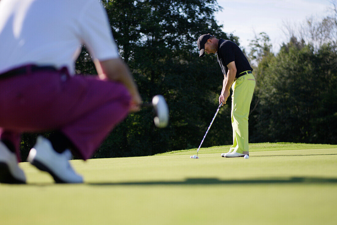 Zwei Männer spielen Golf, Prien am Chiemsee, Bayern, Deutschland