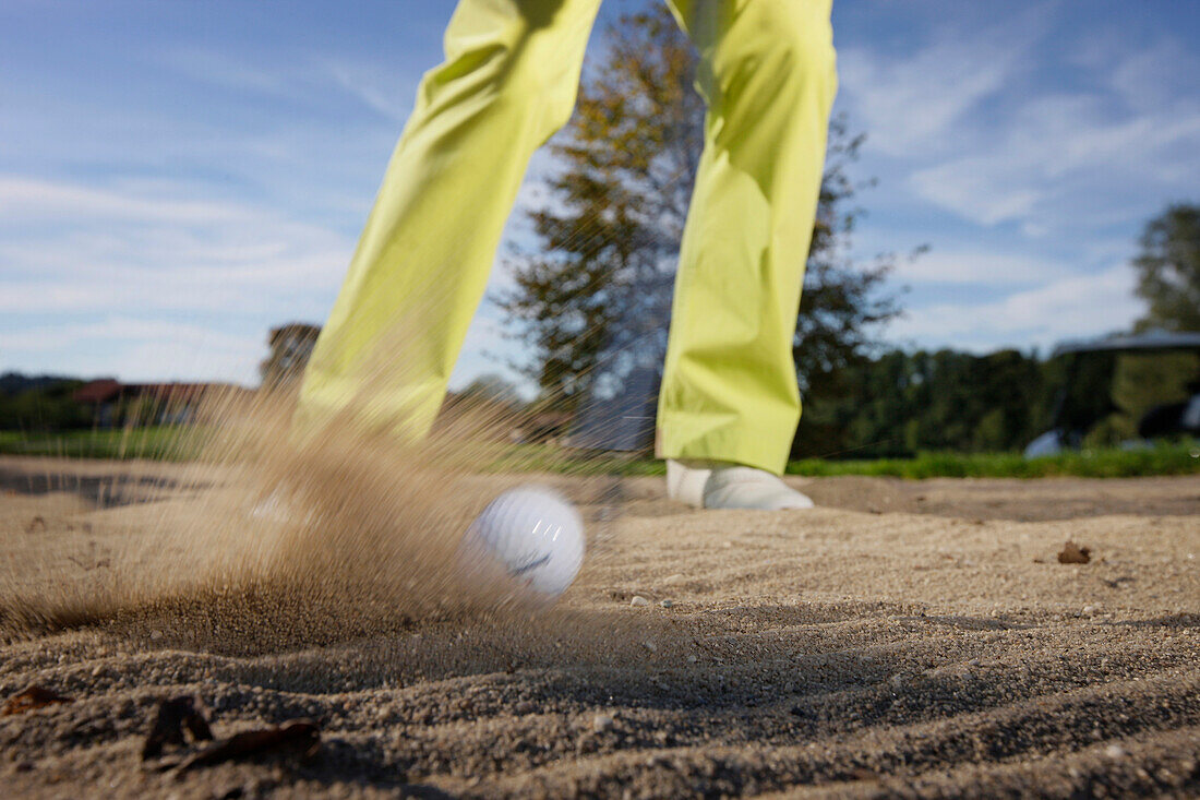 Mann spielt Golf, Prien an Chiemsee, Bayern, Deutschland