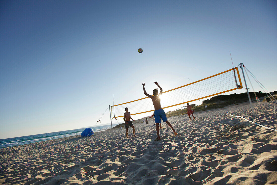 Männer spielen Beachvolleyball, Formentera, Balearische Inseln, Spanien