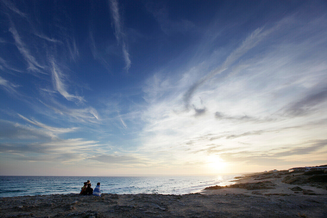 Familie betrachtet Sonnenuntergang, Formentera, Balearische Inseln, Spanien