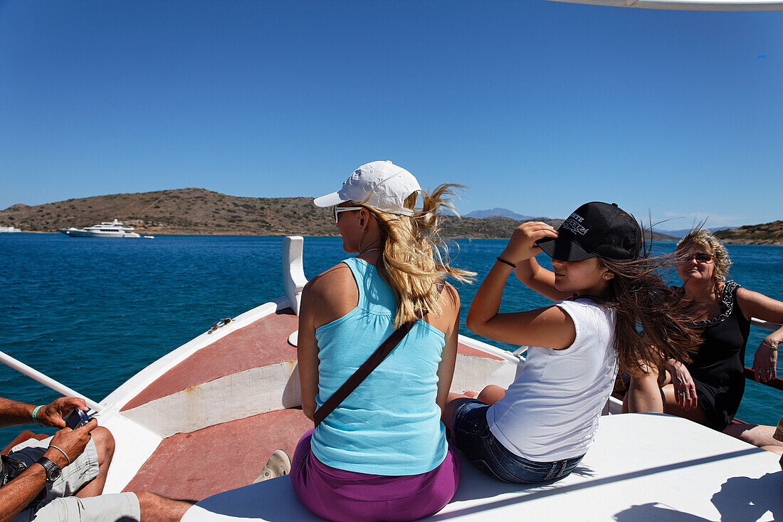 Touristen an Bord eines Bootes bei starkem Wind, Spinalonga, Lasithi, Mirabello Golf, Kreta, Griechenland