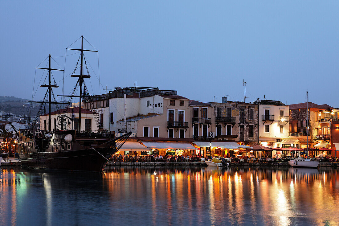 Venezianischer Hafen mit Großsegler am Abend, Rethymnon, Kreta, Griechenland