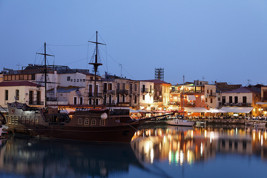 Venezianischer Hafen mit Großsegler am Abend, Rethymnon, Kreta, Griechenland