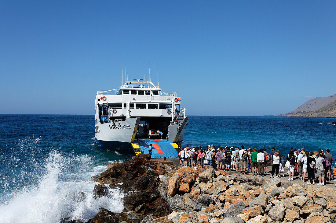 Passagiere warten an einer Fähre, Chora Sfakion, Präfektur Chania, Kreta, Griechenland