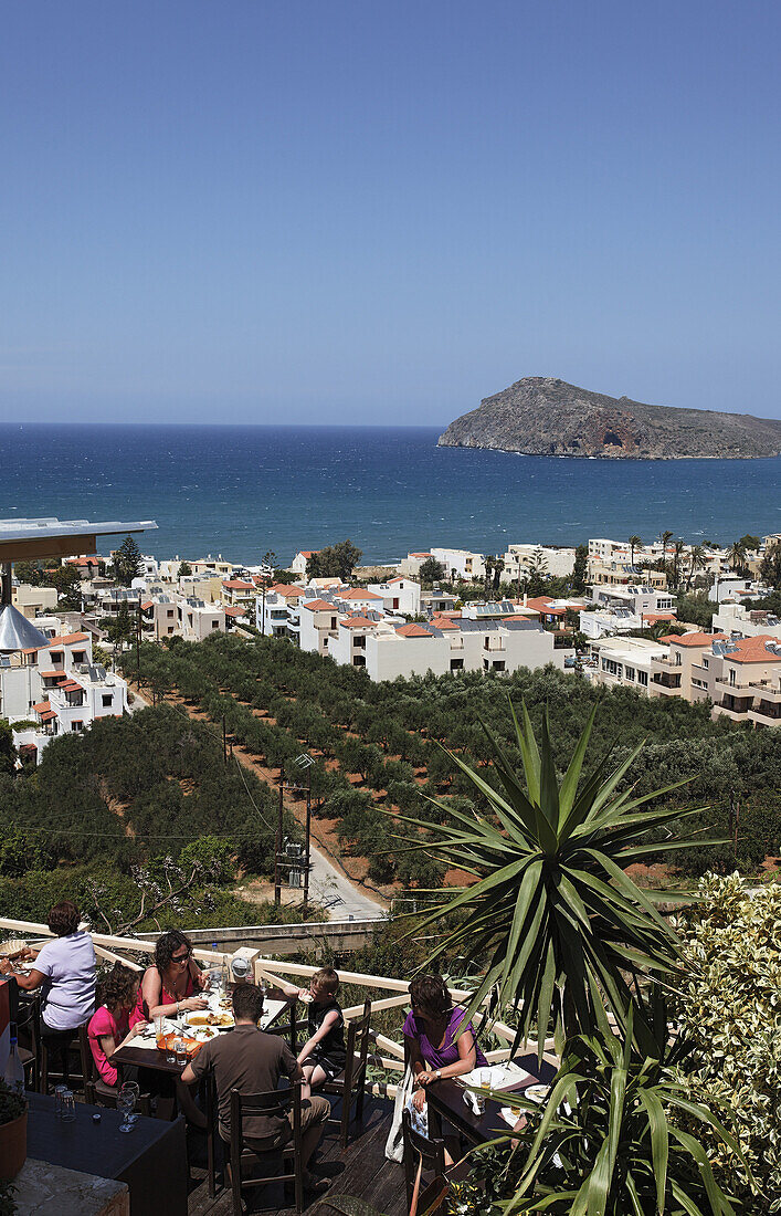 Gäste in einer Taverne, Alt-Platanias, Platanias, Chania Präfektur, Kreta, Griechenland