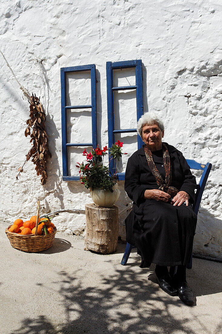 Alte Frau vor Haus, Souda, Chania Präfektur, Kreta, Griechenland