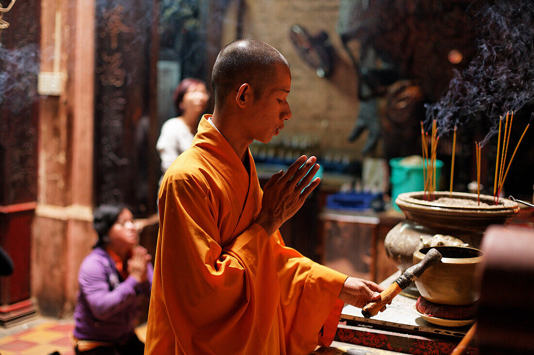 Mönch betet, Pagode des Jadekaisers, Ho-Chi-Minh-Stadt, Vietnam