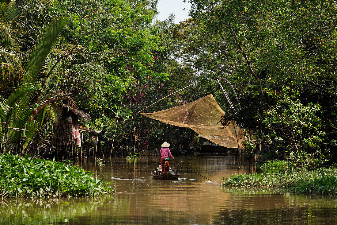 Frau im Boot, Landschaft am Mekong, Vietnam