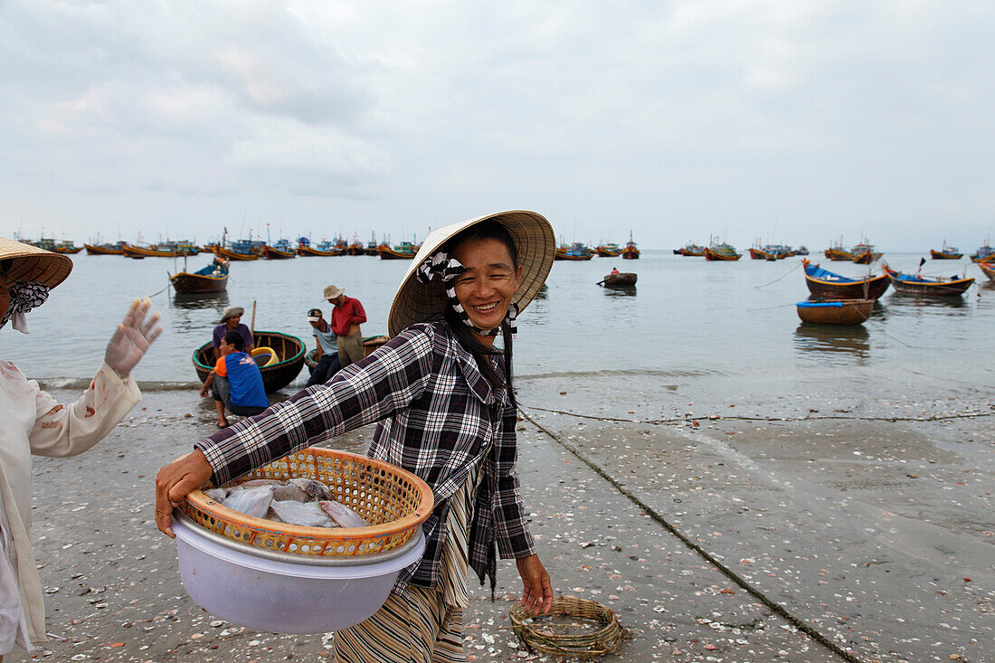 Fischer trägt einen Korb, Mui Ne, Binh Thuan, Vietnam