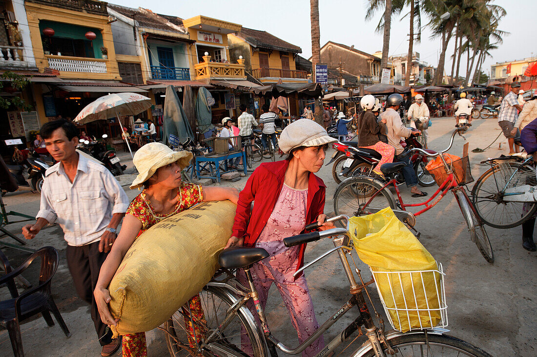 Straßenszene am Hafen, Hoi An, Annam, Vietnam