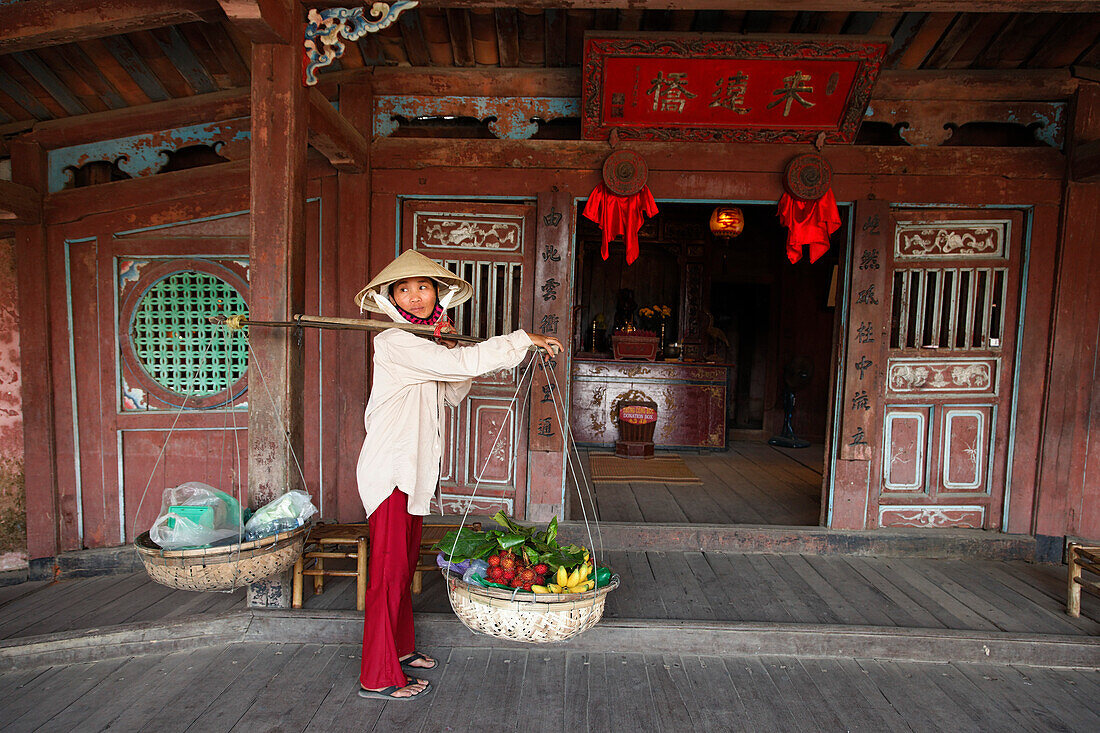 Frau mit Körben auf Chua Cau, Japanische Brücke, Hoi An, Annam, Vietnam