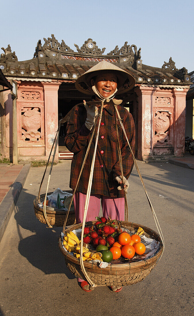 Frau mit Körben auf Chua Cau, Japanische Brücke, Hoi An, Annam, Vietnam