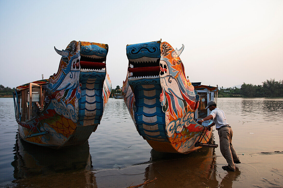Drachenboote am Parfüm-Fluss, Hue, Trung Bo, Vietnam