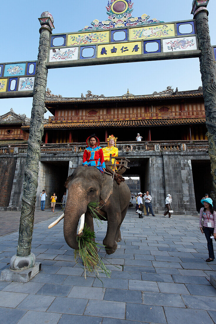 Touristen reiten auf Elefanten, Zitadelle, Hue, Trung Bo, Vietnam