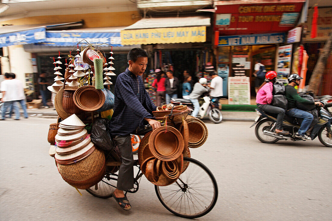 Überladener Fahrradfahrer in der Altstadt, Hanoi, Bac Bo, Vietnam