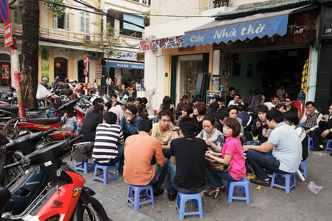 Gäste vor einem Café, Kathedralenviertel, Hanoi, Bac Bo, Vietnam
