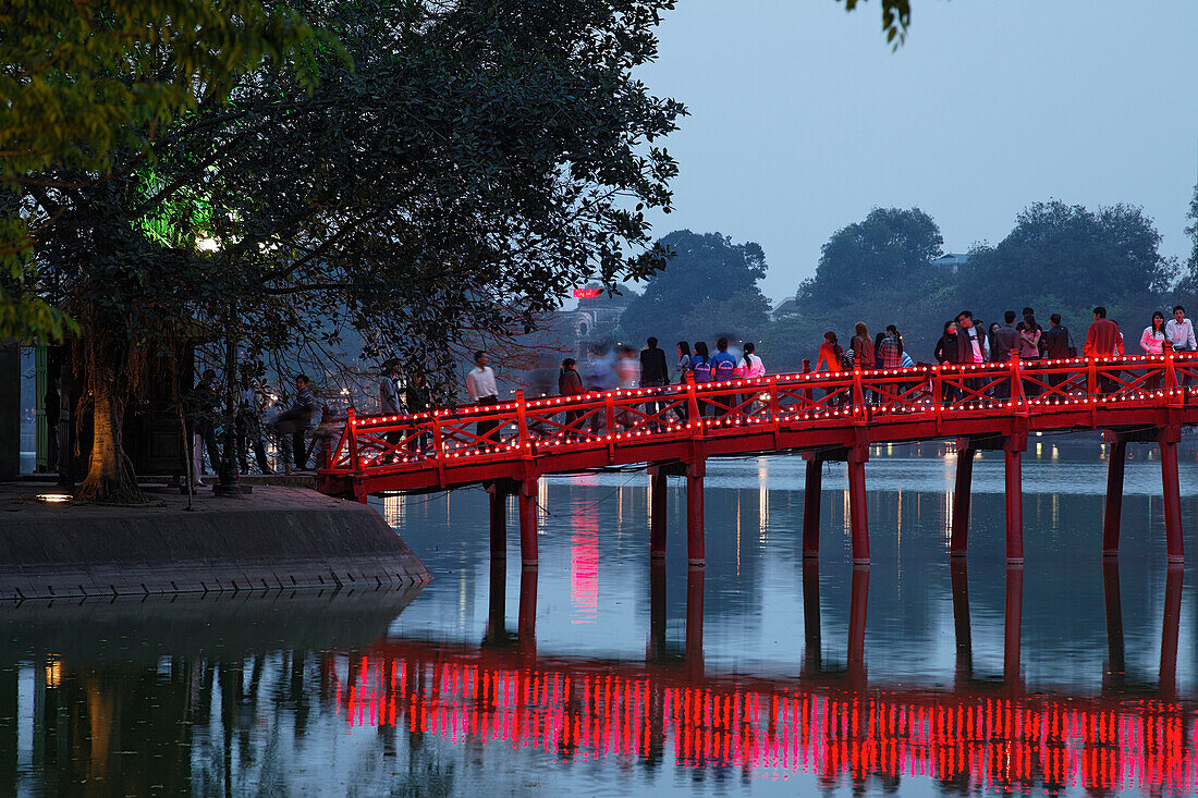 Huc-Brücke, Hoan-Kiem-See (See des zurückgegebenen Schwertes), Hanoi, Bac Bo, Vietnam