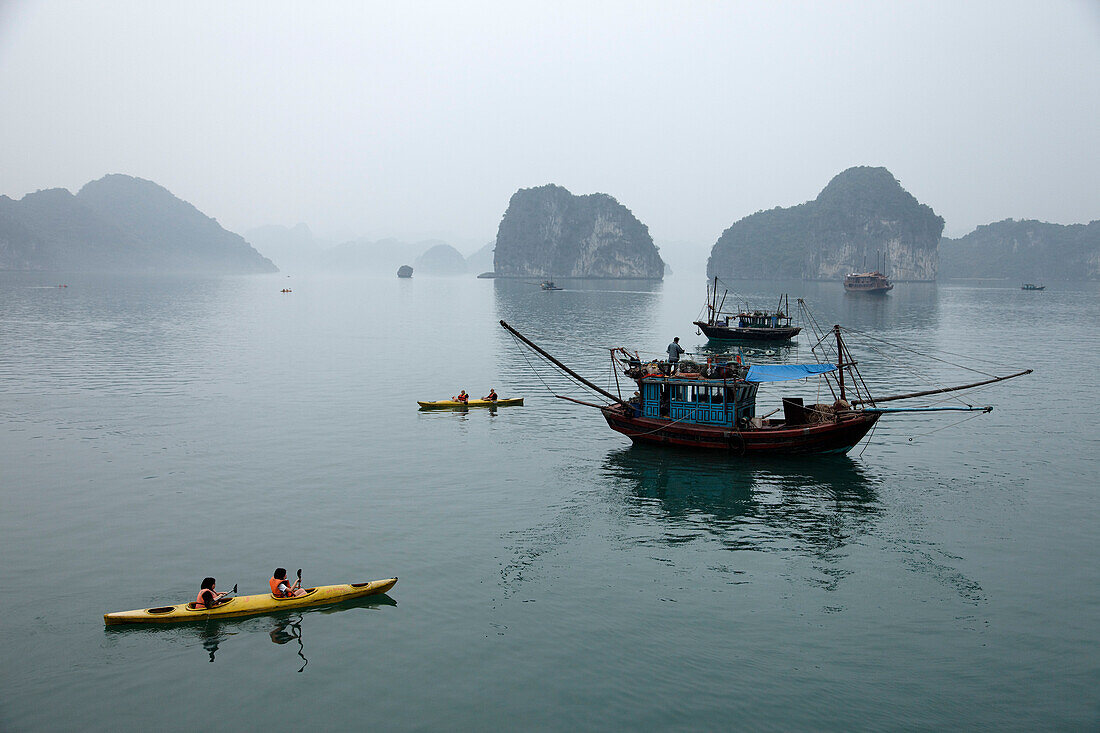 Kajaks und Fischerboote, Halong Bucht, Quang Ninh, Vietnam