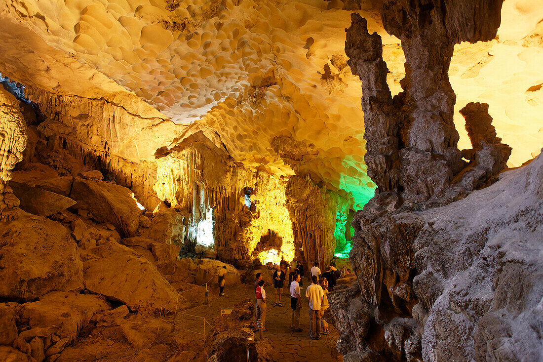 Sung Sot-Grotte, Halong Bucht, Quang Ninh, Vietnam