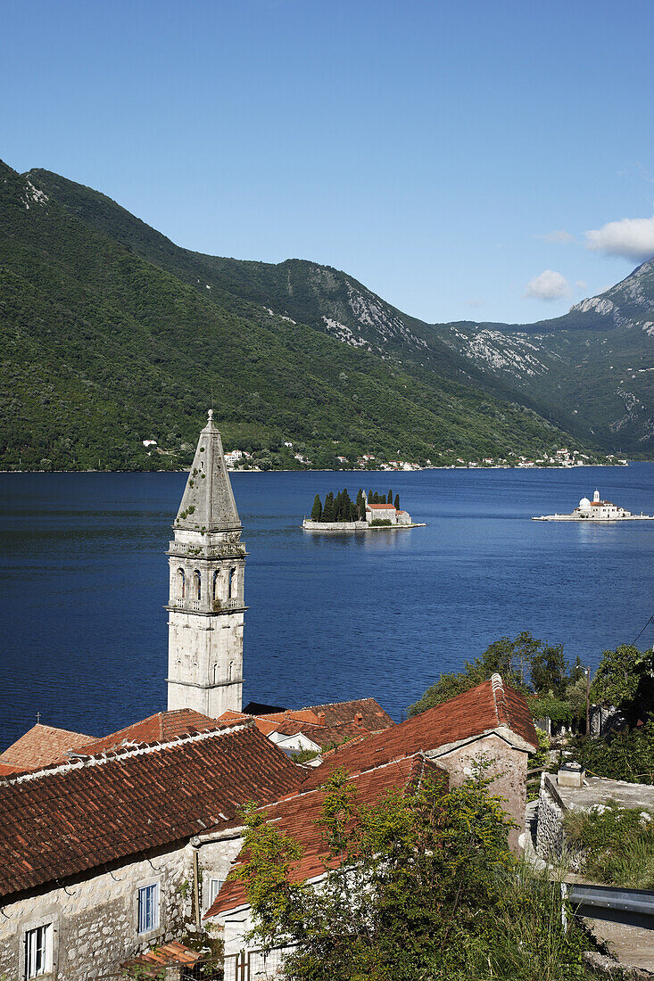 Blick auf Kirche Sveti Nikola mit Glockenturm, im Hintergrund Insel Gospa od Skrpjela und Insel Sveti Dorde, Perast, Bucht von Kotor, Montenegro, Europa