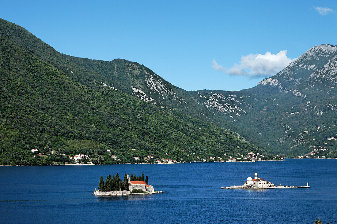 Kleine Inseln mit Kirche in der Bucht von Kotor, Insel Sveti Dorde und Insel Gospa od Skrpjela, Montenegro, Europa