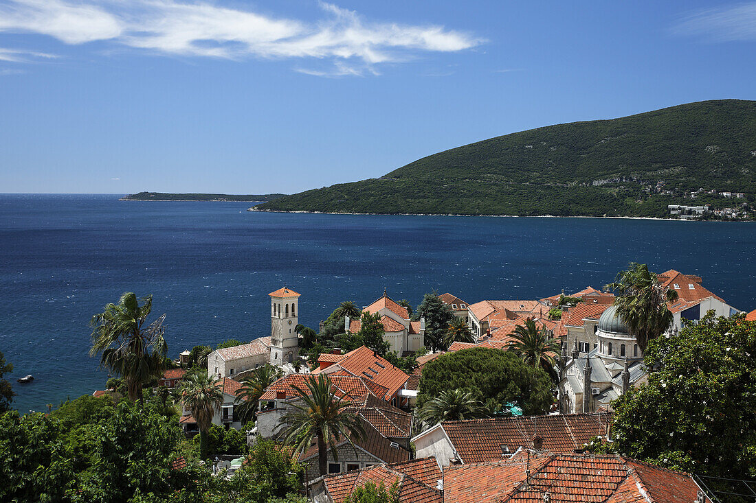 Blick über die Dächer der Altstadt von Herceg Novi auf die Bucht von Kotor, Montenegro, Europa