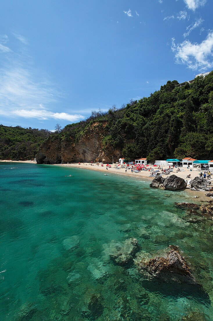 Menschen am Strand Mogren, Budva, Montenegro, Europa