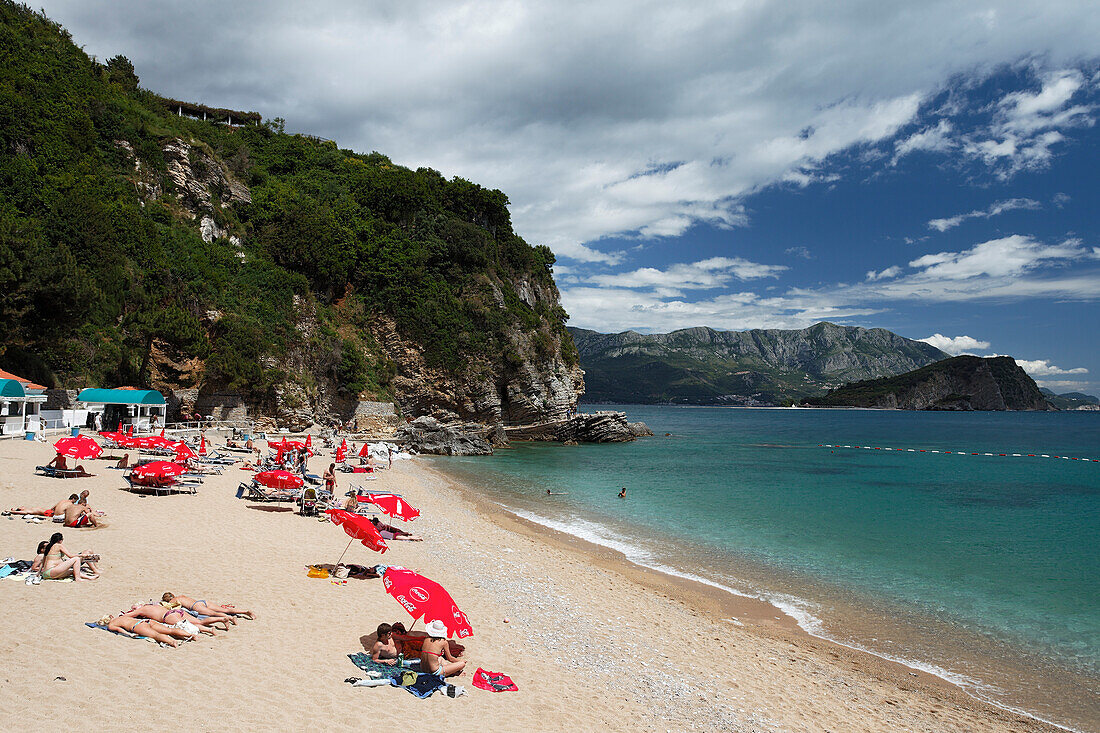 Menschen am Strand Mogren, Budva, Montenegro, Europa