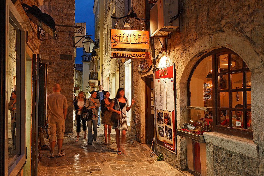 Menschen in einer Gasse der Altstadt am Abend, Budva, Montenegro, Europa