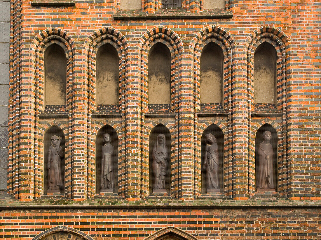 Nischenfiguren von Gerhard Marcks in der Fassade der Katharinenkirche, Hansestadt Lübeck, Schleswig Holstein, Deutschland
