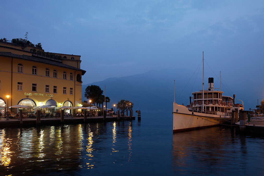Ufer am Abend, Schaufelraddampfer am Pier, Hafen, Riva, Gardasee, Trentino, Italien