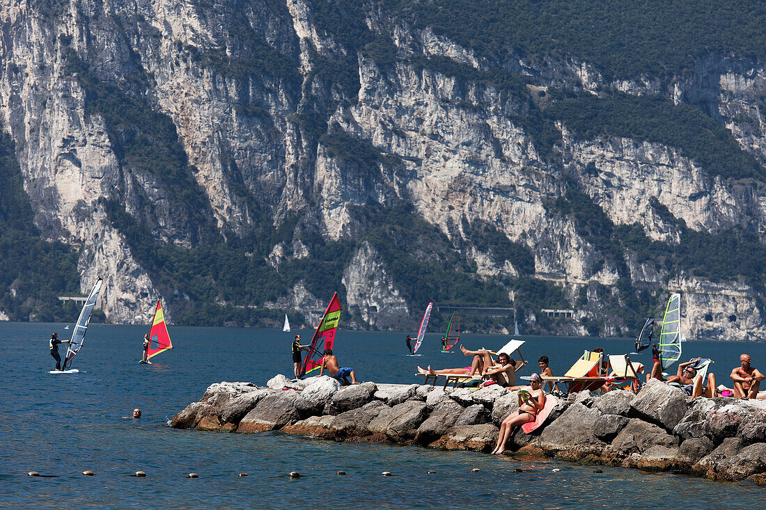 Menschen am Strand, Torbole, Gardasee, Trentino, Italien