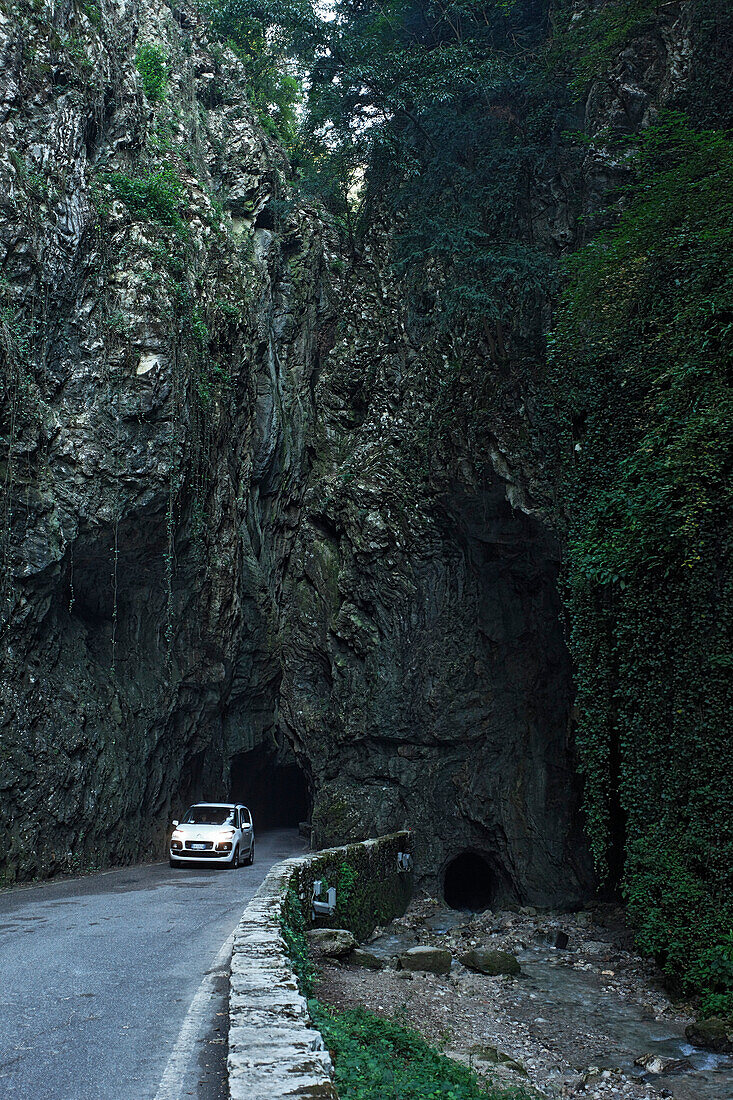 Auto, schmale Straße, Schlucht bei Treve, Gardasee, Lombardei, Italien