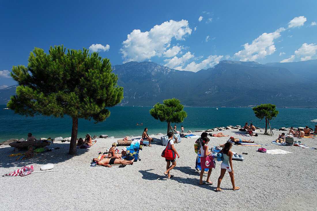 Menschen am Strand, bei Limone, Gardasee, Lombardei, Italien
