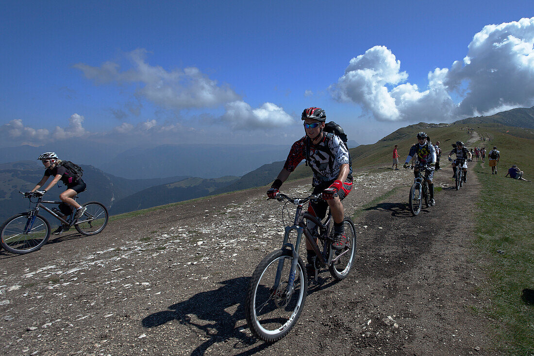 Mountainbiker, Monte Baldo, Malcesine, Gardasee, Venetien, Italien