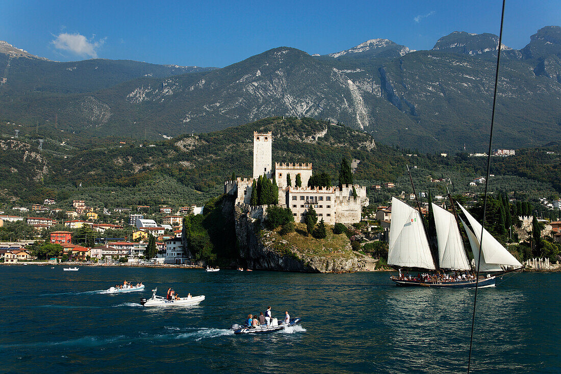 Segelschiff, Skaligerburg, Malcesine, Gardasee, Venetien, Italien