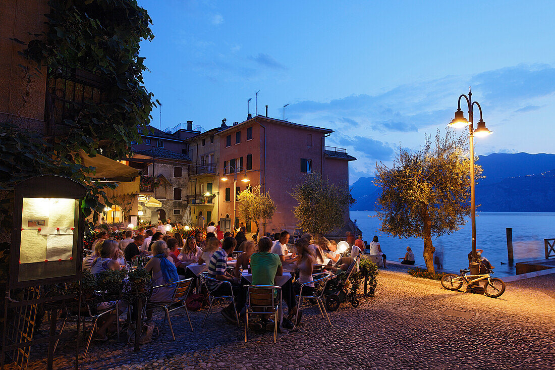Alter Hafen am Abend, Malcesine, Gardasee, Venetien, Italien