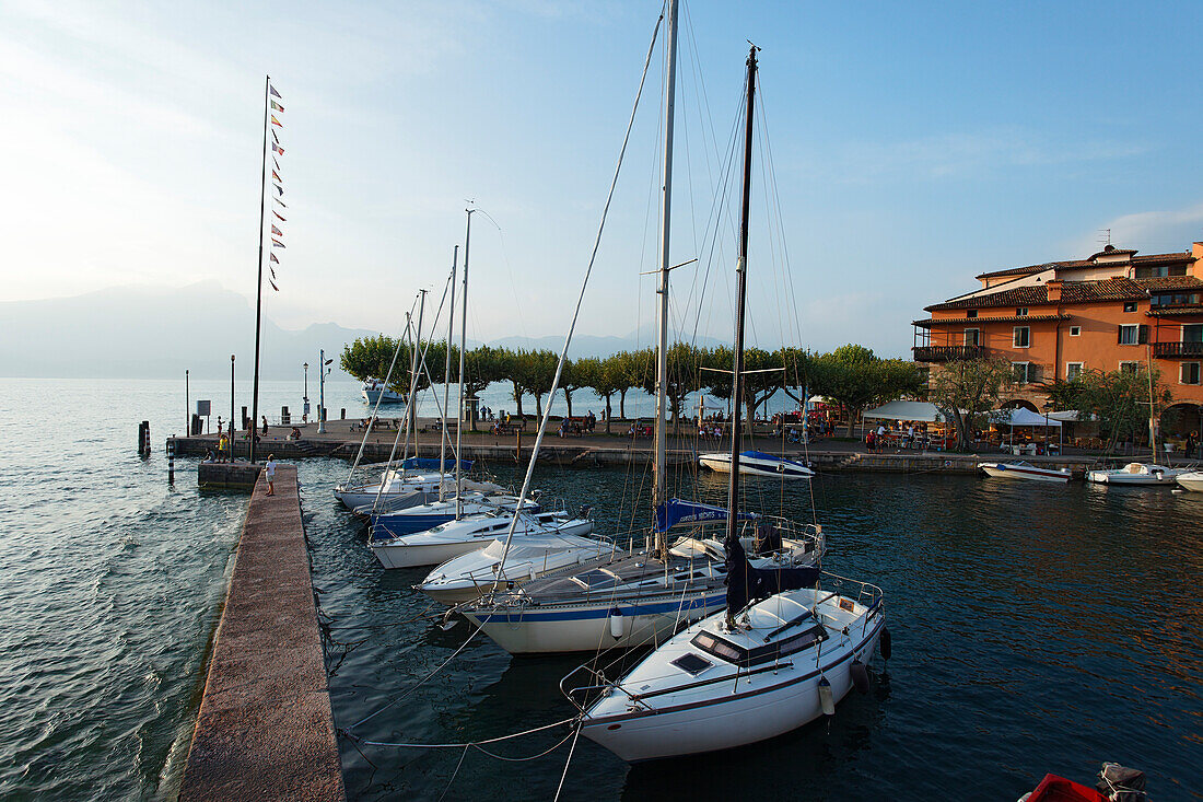 Boote am Hafen, Torri del Benaco, Gardasee, Venetien, Italien