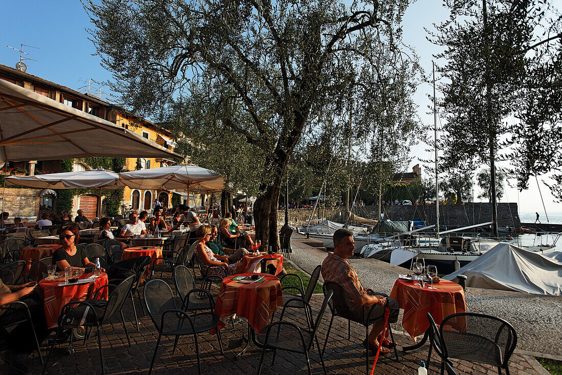 Menschen sitzen außen, Café, Torri del Benaco, Gardasee, Venetien, Italien