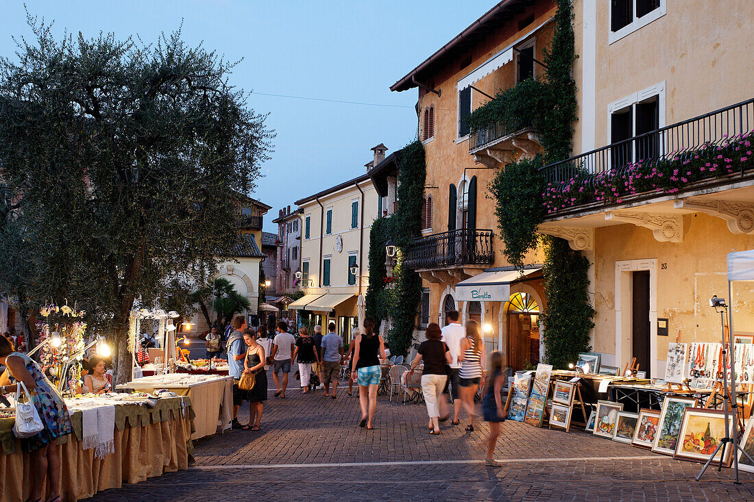 Markt, Torri del Benaco, Gardasee, Venetien, Italien
