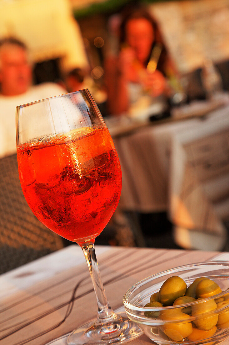 Paar, Aperol Sprizz, Torri del Benaco, Gardasee, Venetien, Italien