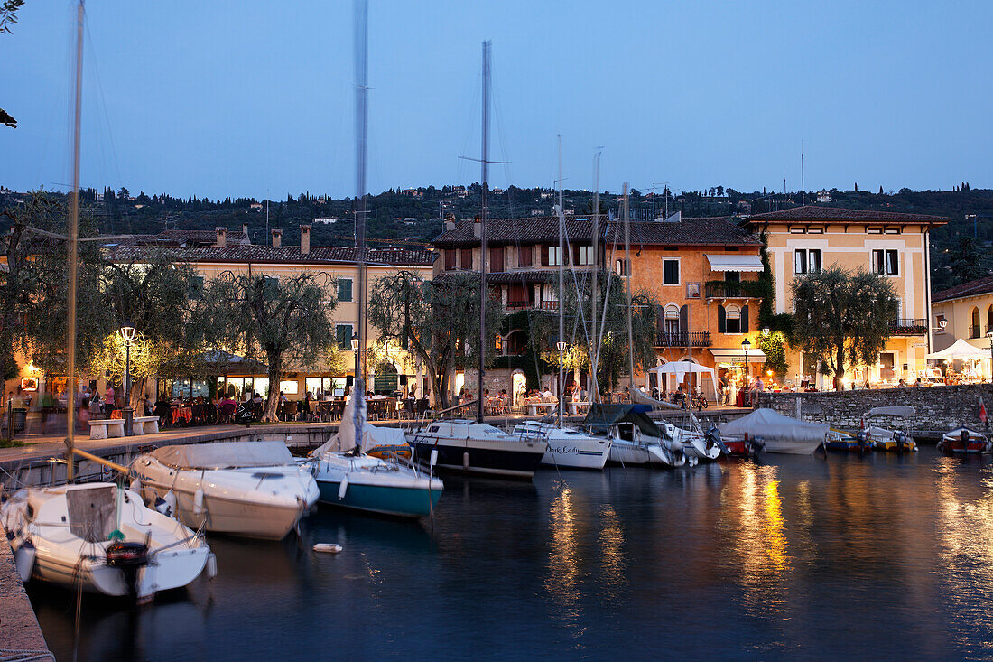 Restaurants, Hafen, Torri del Benaco, Gardasee, Venetien, Italien