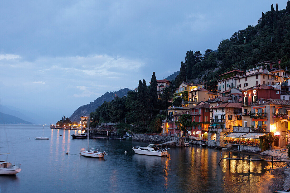Restaurants am See, Abendstimmung, Varenna, Comer See, Lombardei, Italien