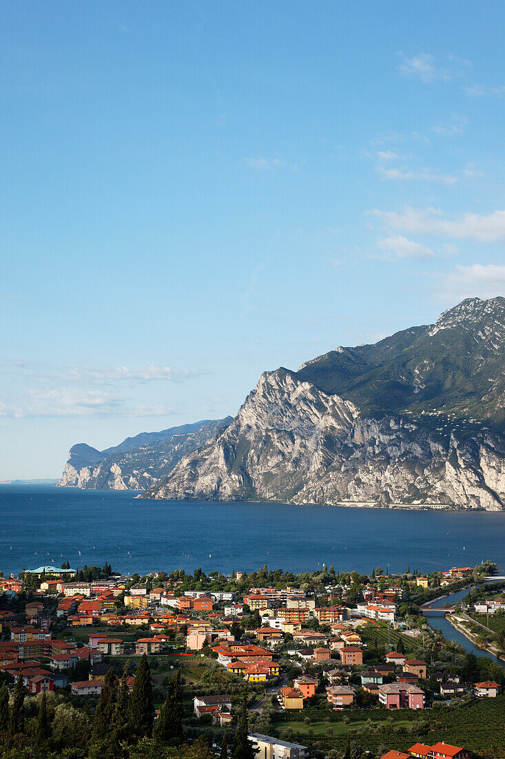 Aussicht auf den Gardasee, Torbole, Gardasee, Trentino, Italien