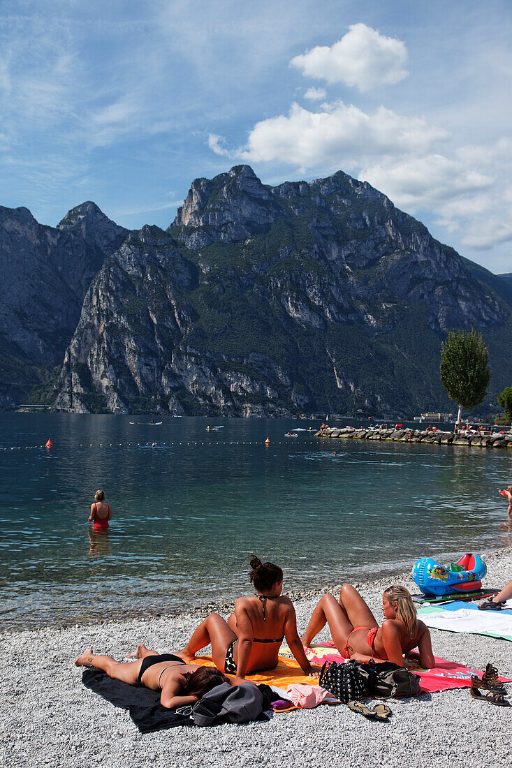 Frauen beim Sonnenbaden am Strand, Torbole, Gardasee, Trentino, Italien