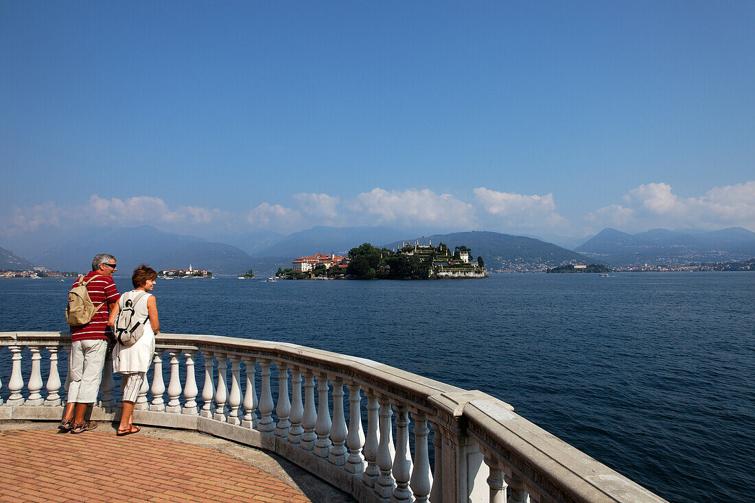 Couple, view over Borromean Palazzo, Isola Bella, Stresa, Lago Maggiore, Piedmont, Italy