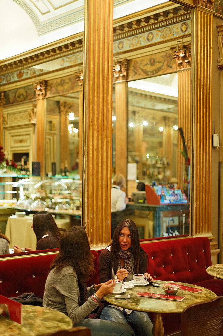 Frauen, Bicerin Café San Carlo, Turin, Piemont, Italien